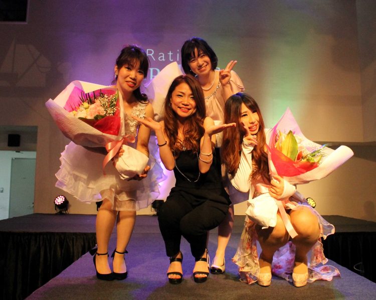 Emi Hamamotoさん（右上）と他受賞者たちが、一緒に結果を出した横浜店の“おなか・くびれマイスター”こと高橋良枝チーフと喜びのポーズ♪